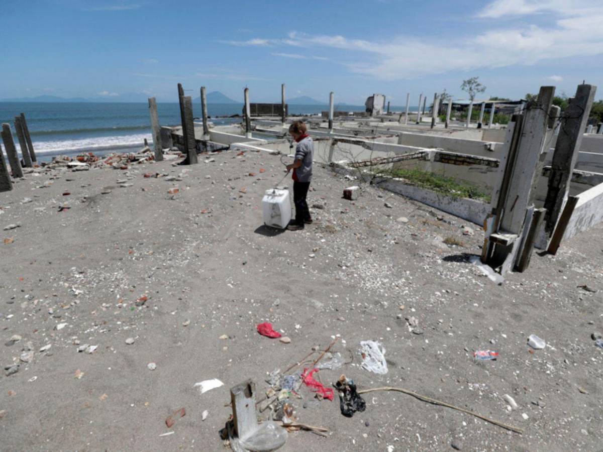 Las impactantes imágenes de Cedeño, la comunidad hondureña que el mar está borrando del mapa