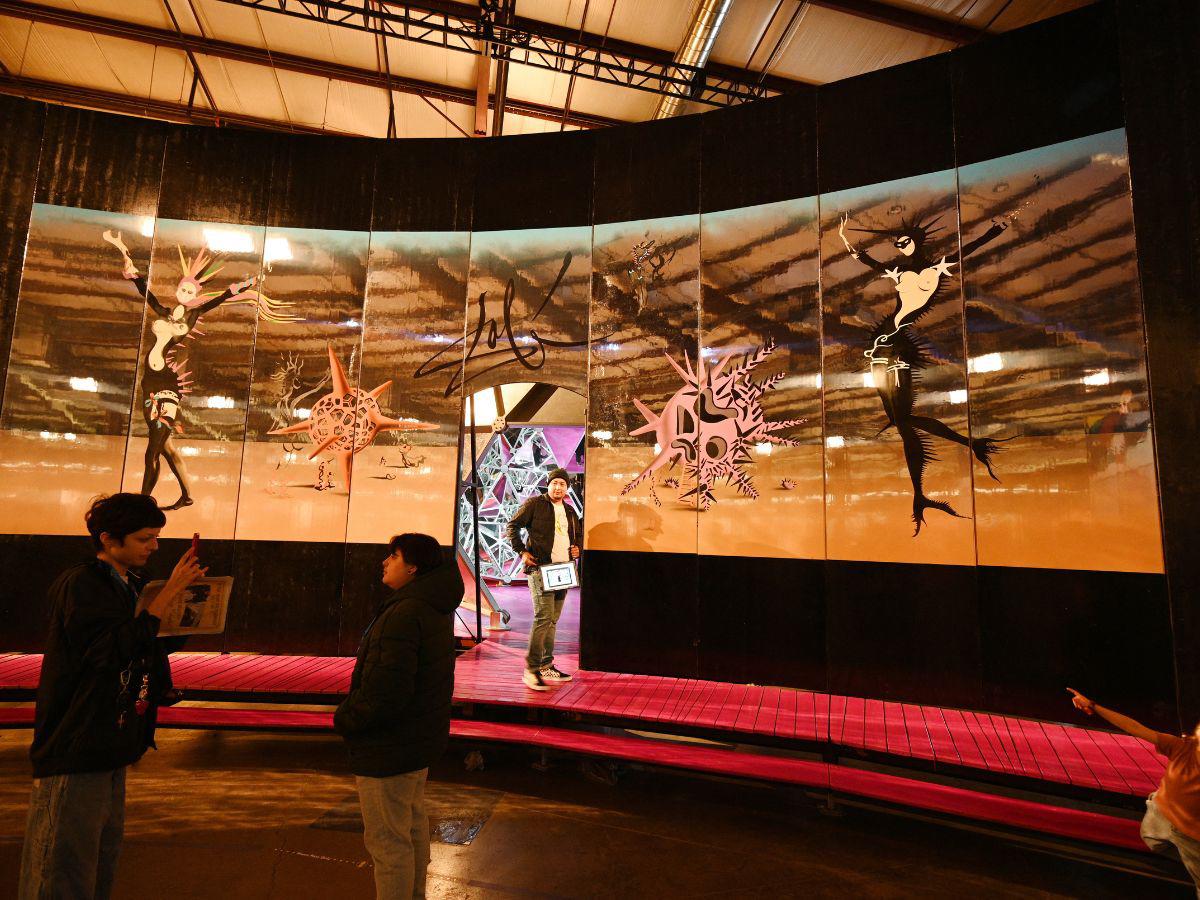 Esta reapertura tiene lugar en un enorme galpón en el centro de Los Ángeles. Con fondos oscuros, la exhibición gana un efecto psicodélico y aires de museo.
