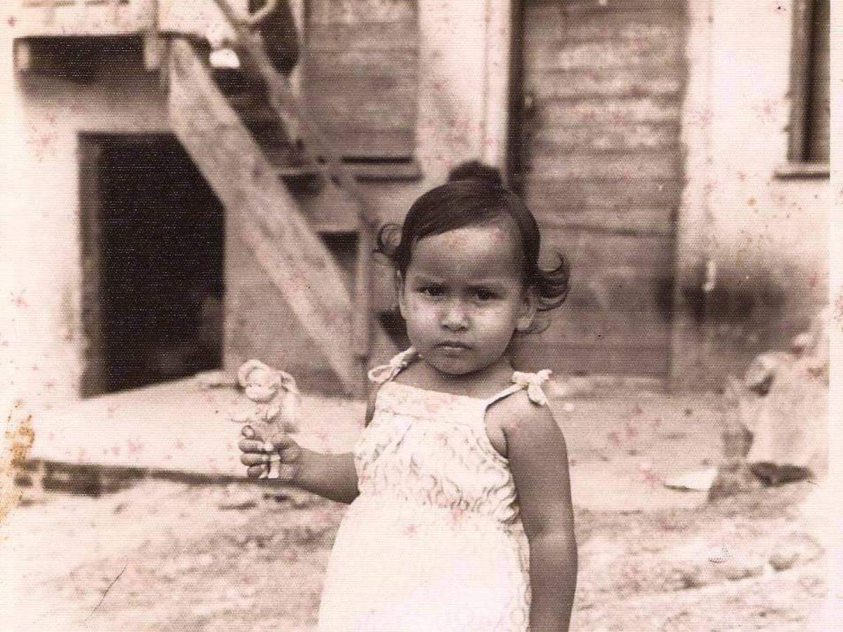 La pequeña Hilcia en el Barrio Casamata, en las afueras del primer negocio de su papá, una pulpería.