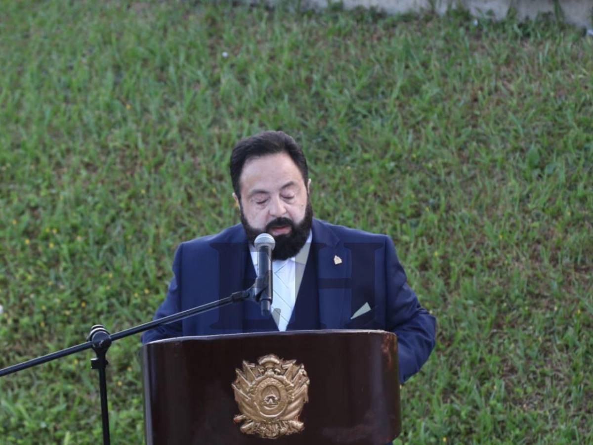 Las imágenes que dejó la ceremonia de izado de la Bandera Nacional en el Juana Laínez