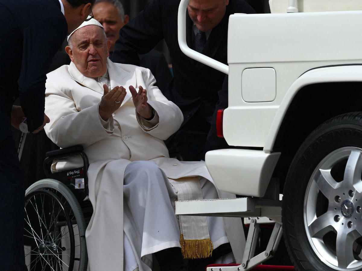 Reportan mejoría en la salud del papa Francisco; seguirá hospitalizado