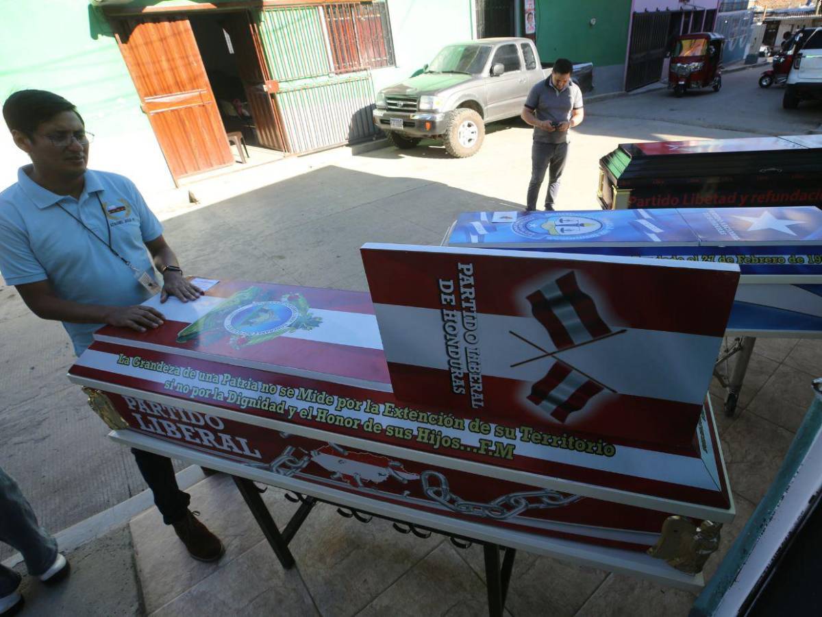 Ataúdes elaborados con diseños de emblemas de partidos políticos