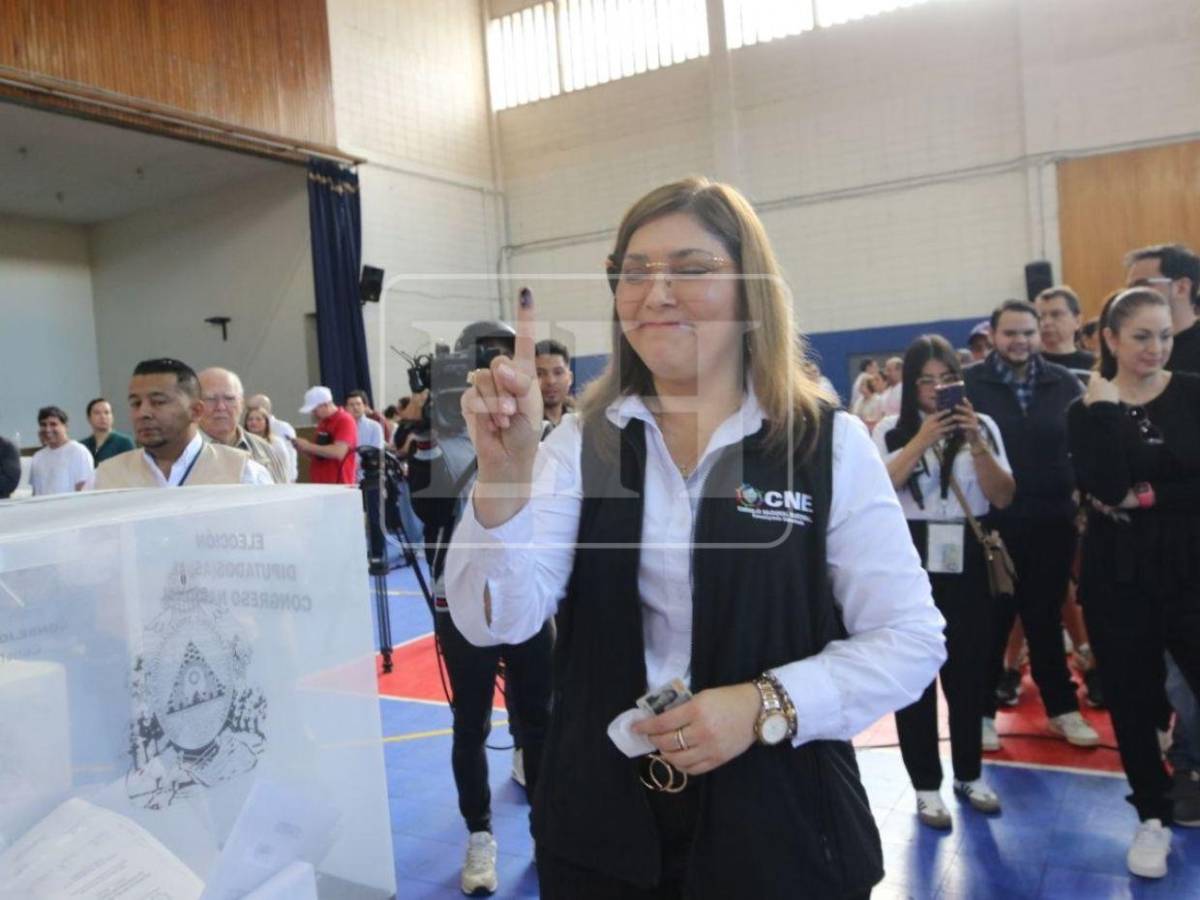 Ana Paola Hall ejerce su voto y llama a una jornada electoral responsable