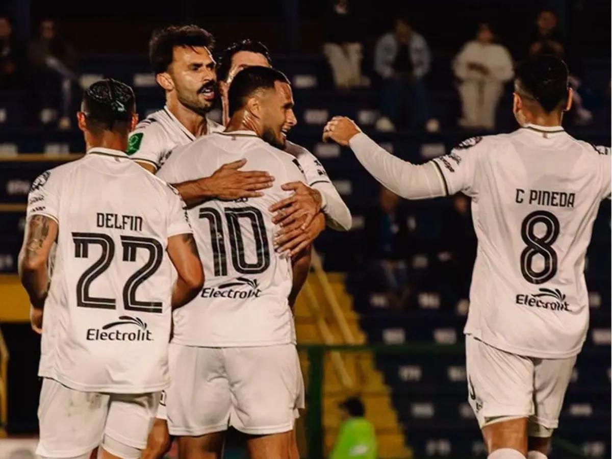 Alex López sorprende al salir a la defensa de Edrick Menjívar tras ataque de Denovan Torres