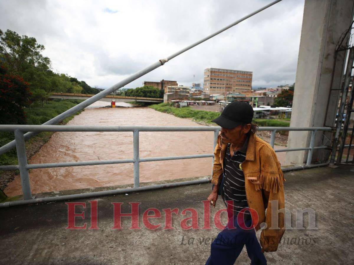 A causa de las copiosas lluvias, el nivel del cauce del río Choluteca creció rozando el umbral amarillo, por lo que permanece en monitoreo por parte de las autoridades.