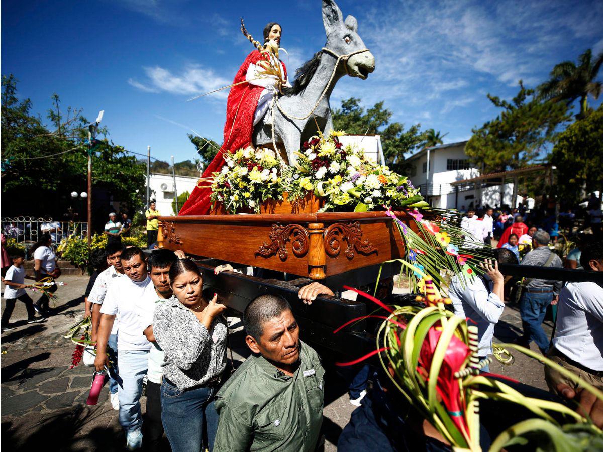 Católicos en El Salvador participan con fe y entrega en el Domingo de Ramos