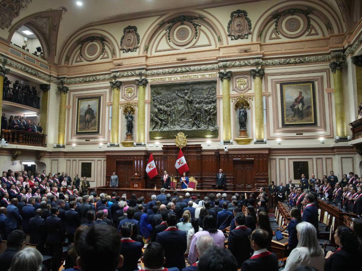 El fujimorismo vuelve al poder: Keiko Fujimori jura como primera presidenta de Perú