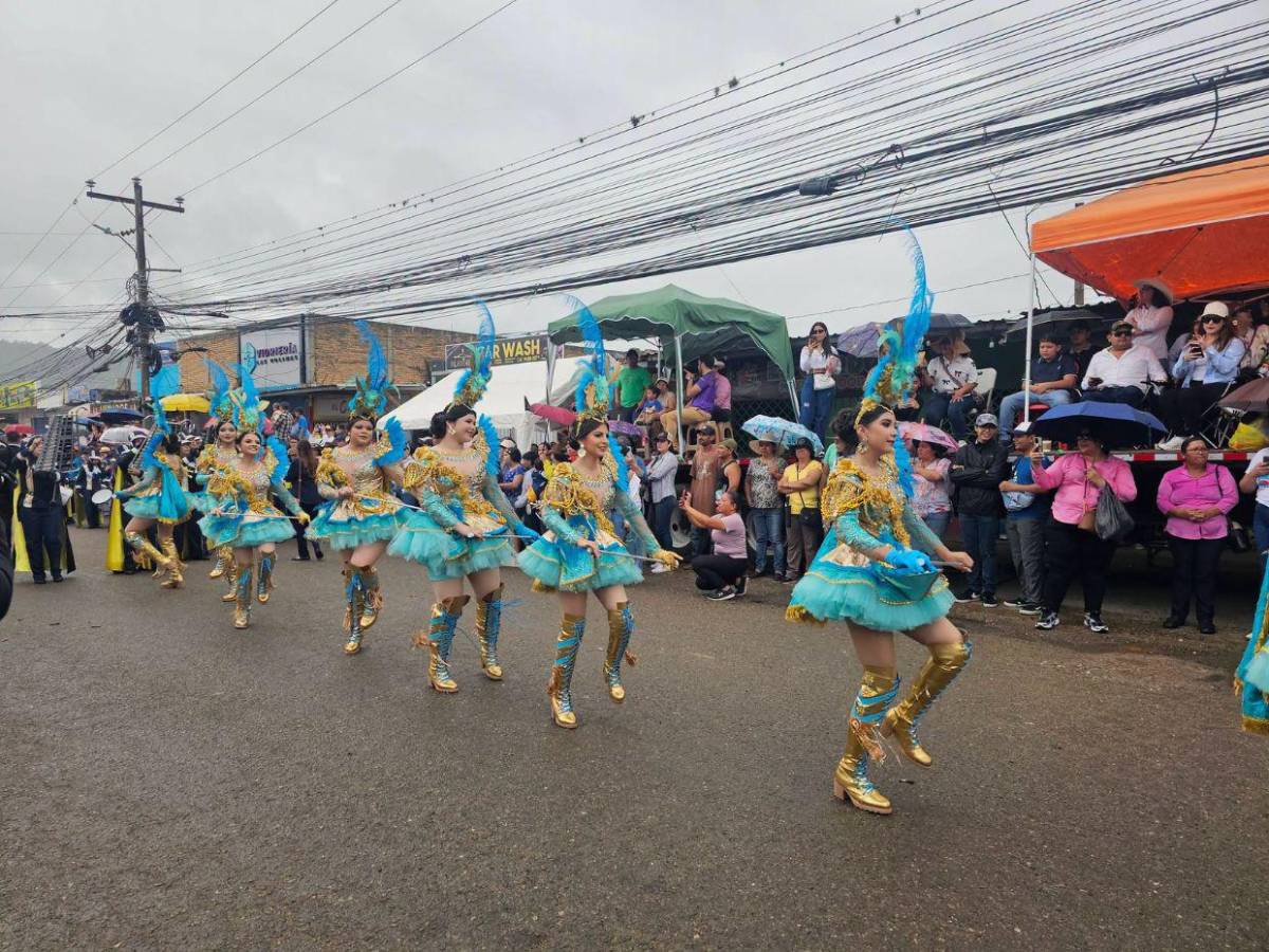 Alta costura y elegancia: palillonas de Danlí, El Paraíso, impactan con sus trajes patrióticos