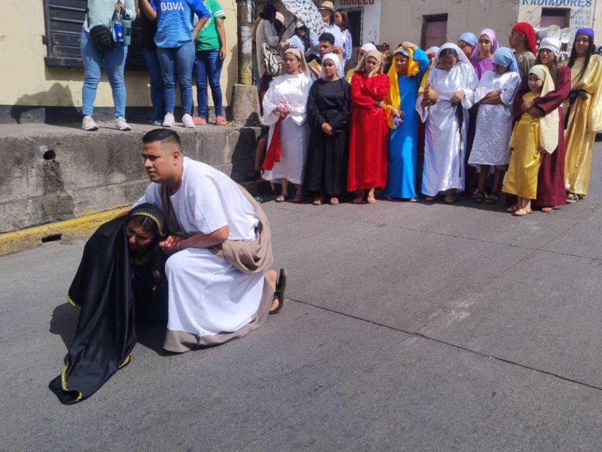 Juventud católica abraza la tradición y mantiene vivo el Vía Crucis