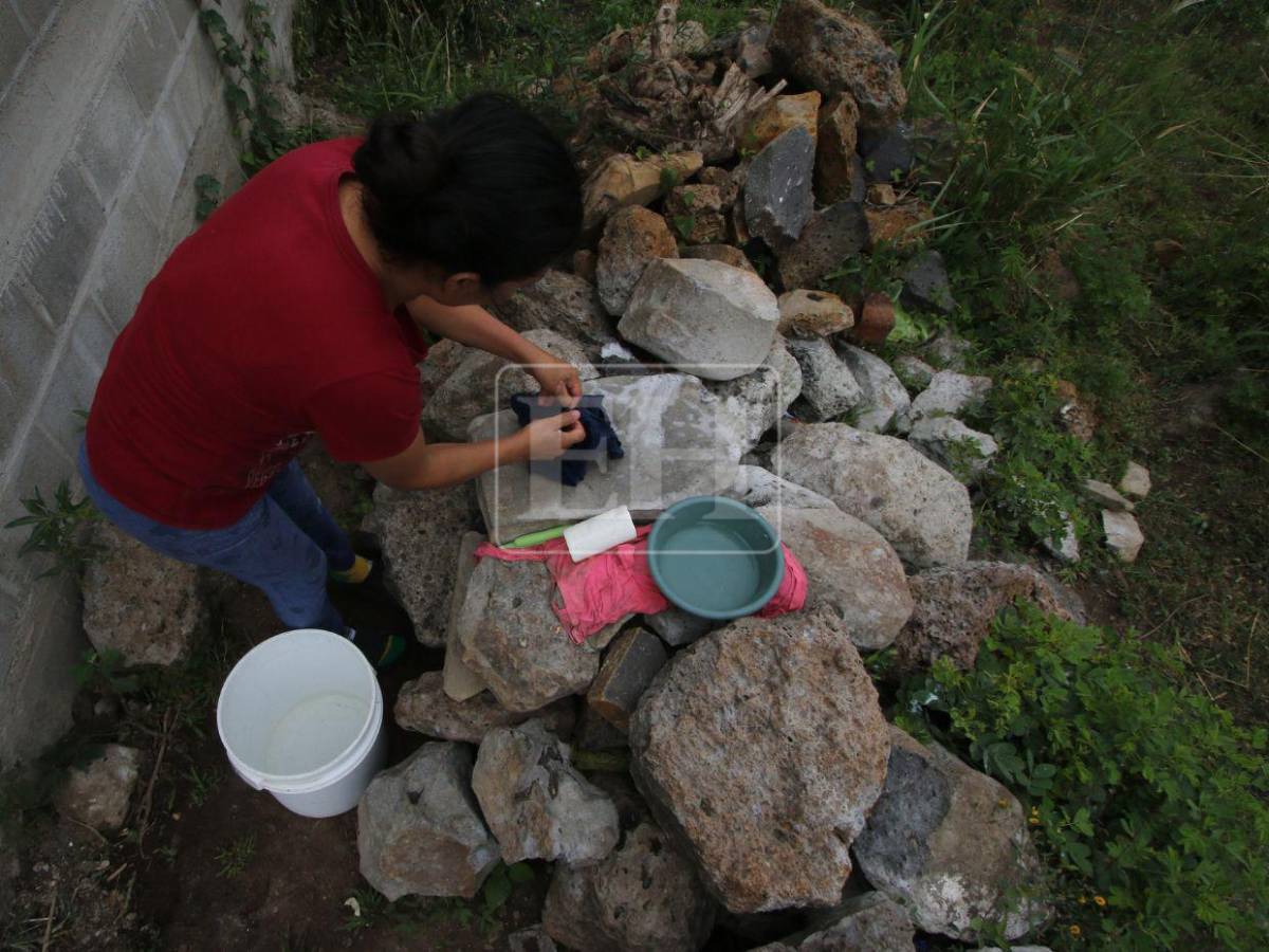 Sin tubería, familias capitalinas pagan hasta L250 para poder tener agua en su casa
