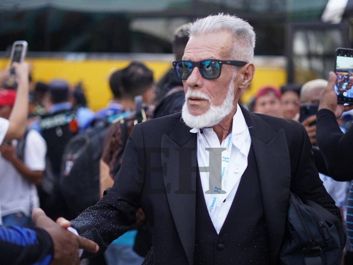 ¡Derrochando flow! La elegancia de El Loco de la Selva en el partido de tiktokers de Honduras vs El Salvador