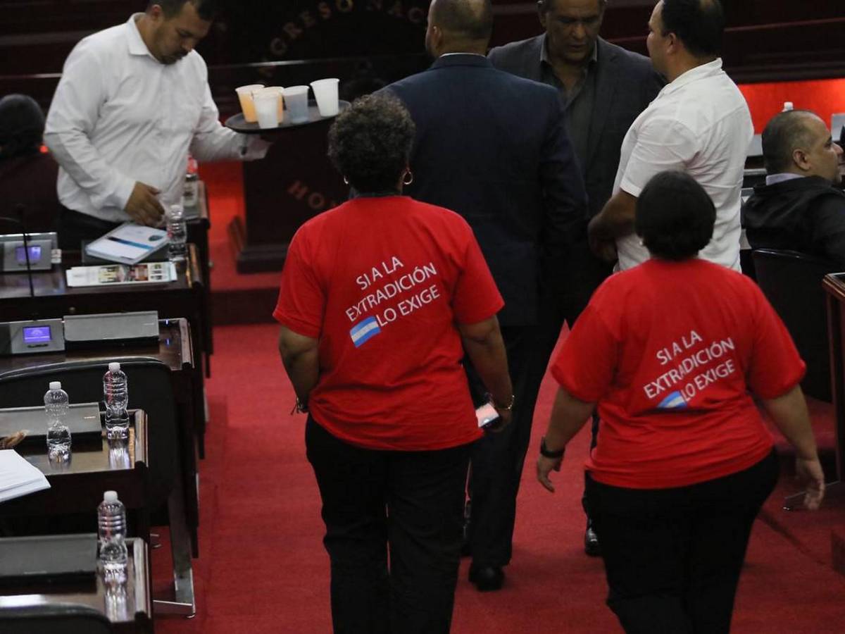 Con mensajes de “Sí a la extradición”, “se van” y citas bíblicas, diputadas protestan en el CN