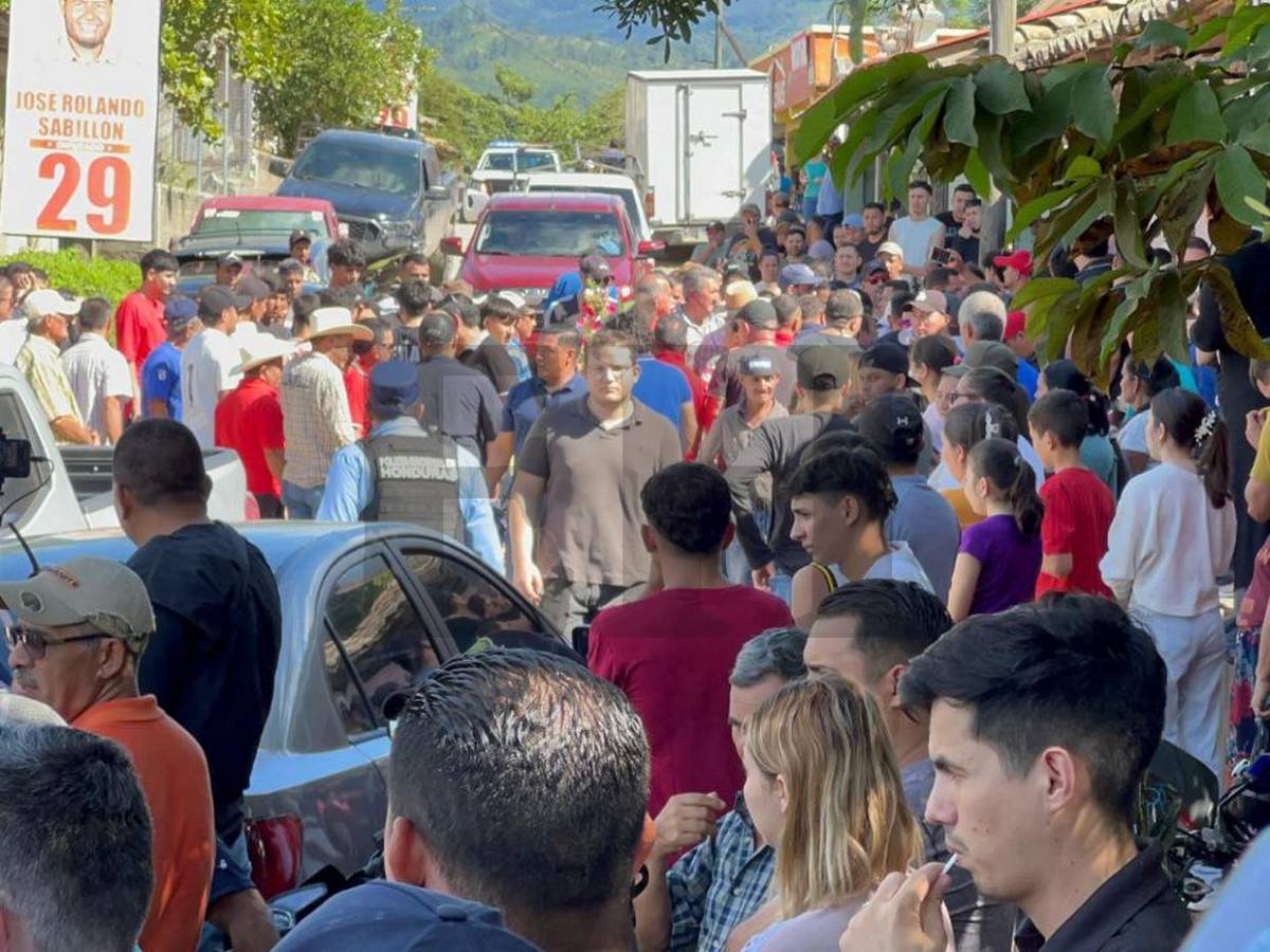 Zapatos, banderas y vidas destrozadas, evidencias en sitio del accidente en Santa Bárbara