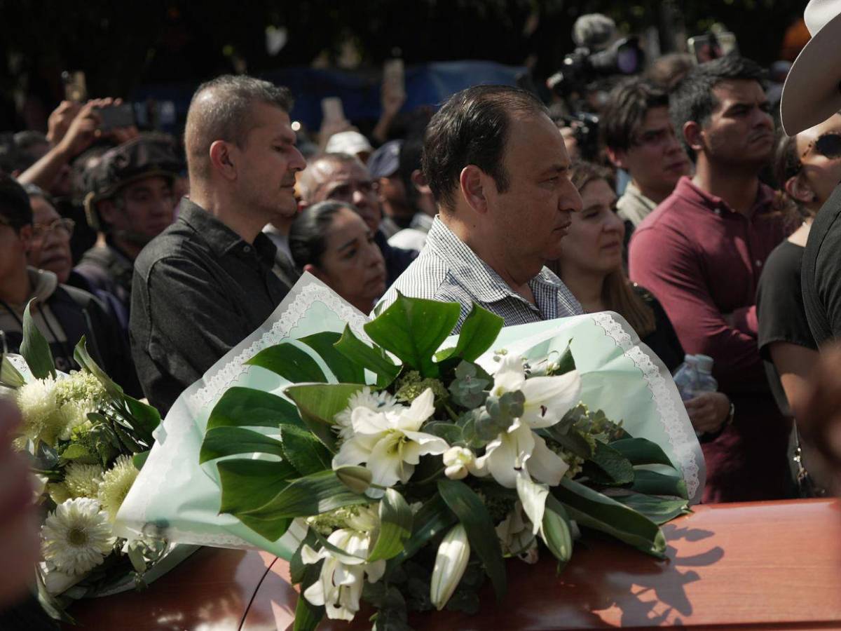 Claman justicia por asesinato de alcalde en México y exigen renuncia de Claudia Sheinbaum