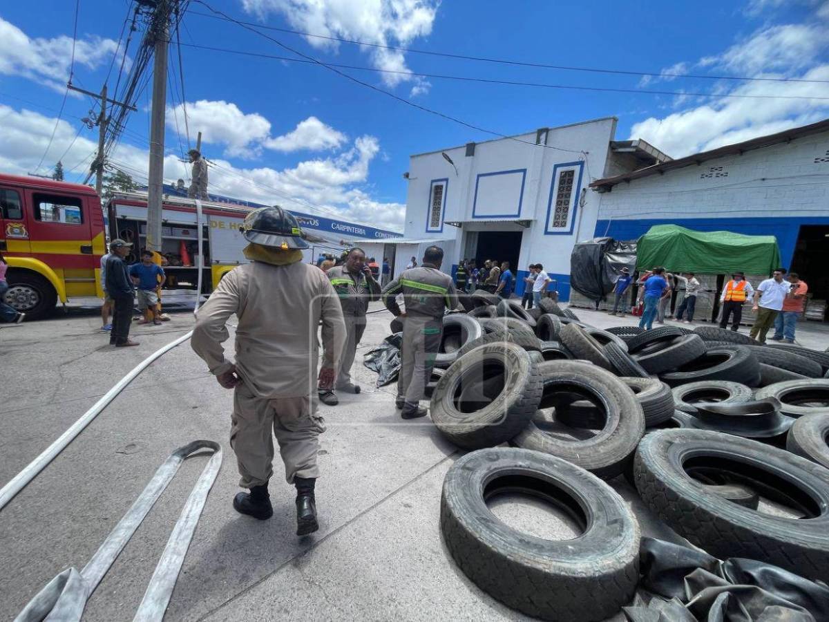Las imágenes del incendio que quemó una bodega de llantas en el anillo periférico