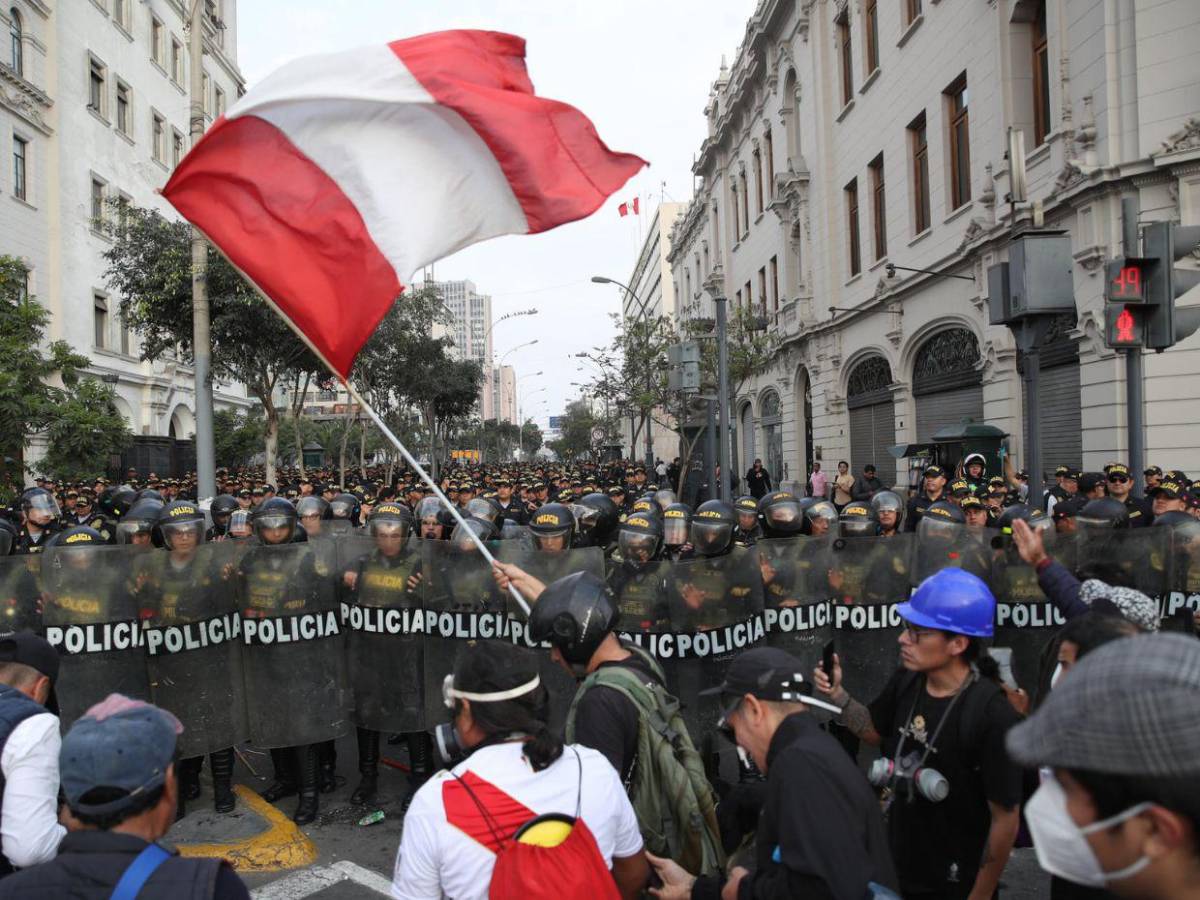 Jóvenes peruanos y colectivos sociales marcharon en Lima contra el gobierno de Dina Boluarte