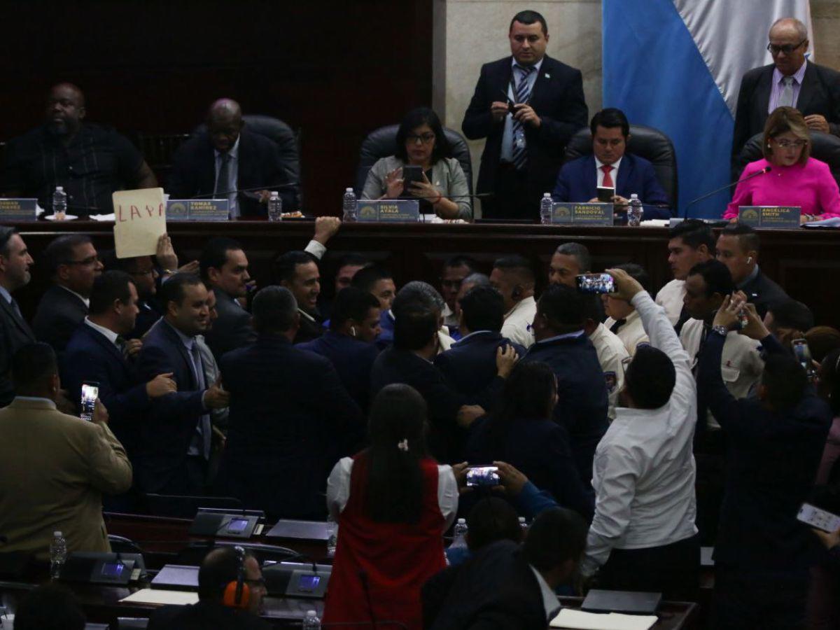 Lanzan botella con agua a Luis Redondo durante sesión en el Congreso Nacional Lanzan botella con agua a Luis Redondo durante sesión en el Congreso Nacional
