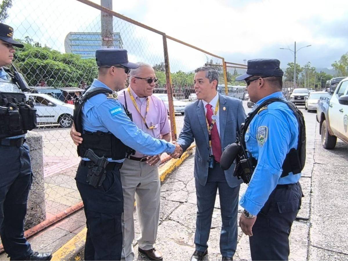 Con motorizados, patrullas y varios elementos: Policía resguarda la UNAH