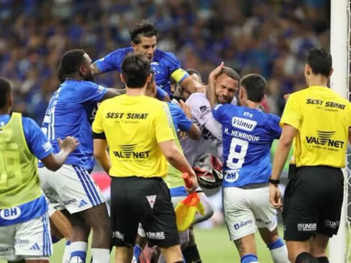 Batalla campal en partido de fútbol deja 23 expulsados: las impactantes imágenes de la pelea