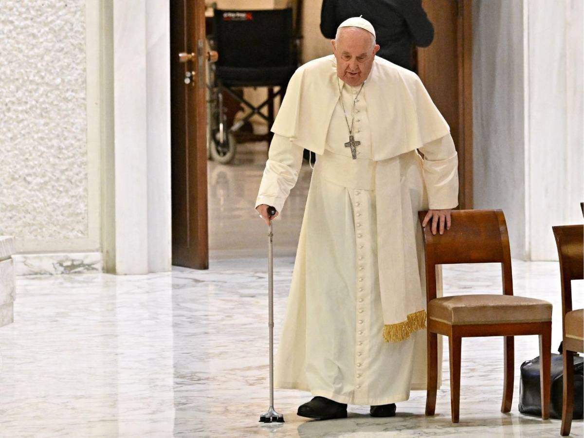 Un pulmón, ciática y neumonía: los problemas de salud del papa Francisco