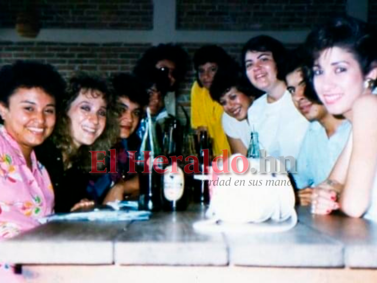 Esta instantánea data de 1986 y muestra a la doctora junto a sus compañeros de Microbiología en la Universidad Nacional Autónoma de Honduras (UNAH).