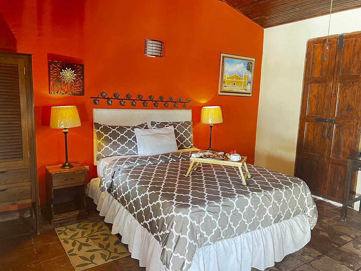 <i>Los huéspedes se deleitan con la tranquilidad y la belleza del alojamiento en Hotel Montecillo, un refugio acogedor en medio de las montañas de San José, Honduras.</i>