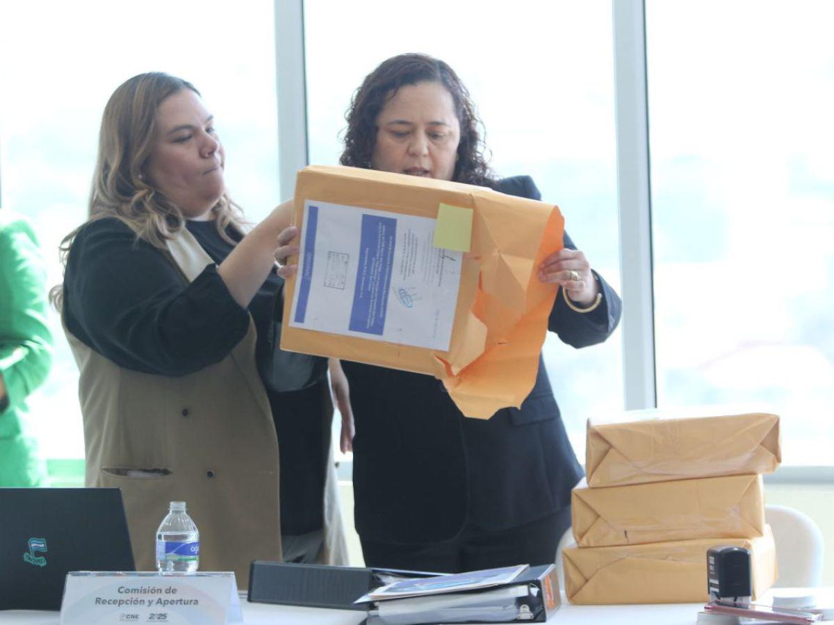 Sillas vacías, protestas y solo una propuesta: Así fue la recepción de ofertas para el biométrico