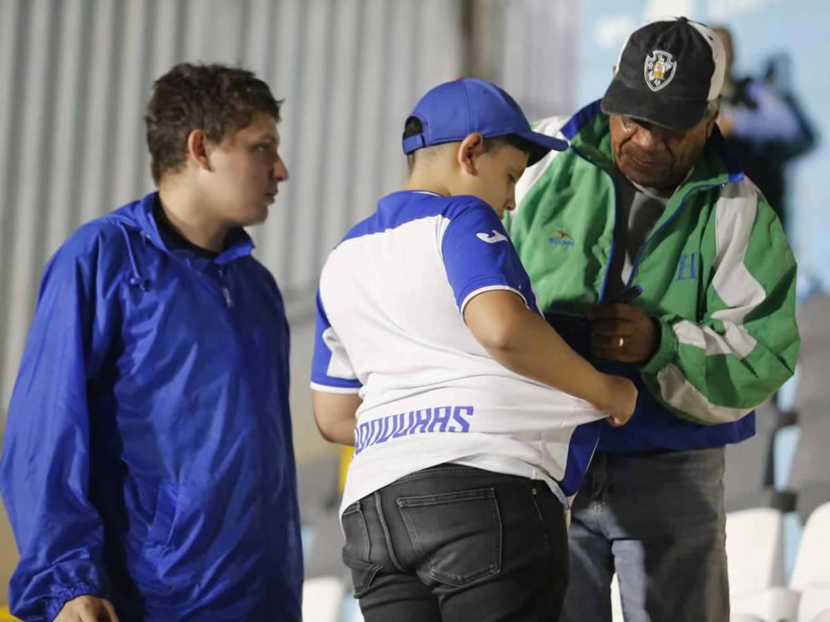Lo que hizo la pareja del año, lindas chicas y bronca: Postales del triunfo de Honduras vs Nicaragua