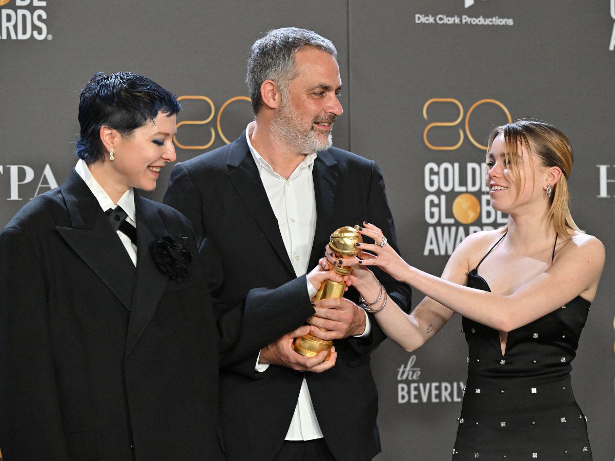 (Desde la izquierda) La actriz inglesa Emma D’Arcy, el cineasta inglés Miguel Sapochnik y la actriz australiana Milly Alcock posan con el premio a la Mejor Serie Dramática por “House of the Dragon” en la sala de prensa durante la 80ª entrega anual de los Globos de Oro en The Beverly Hilton.
