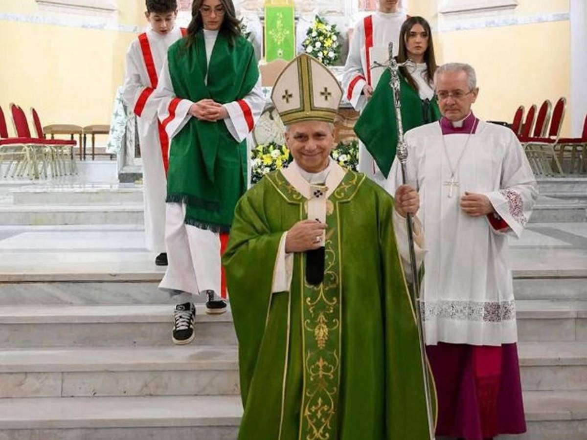 Dos monaguillas al lado del papa León XIV son noticia y reavivan debate