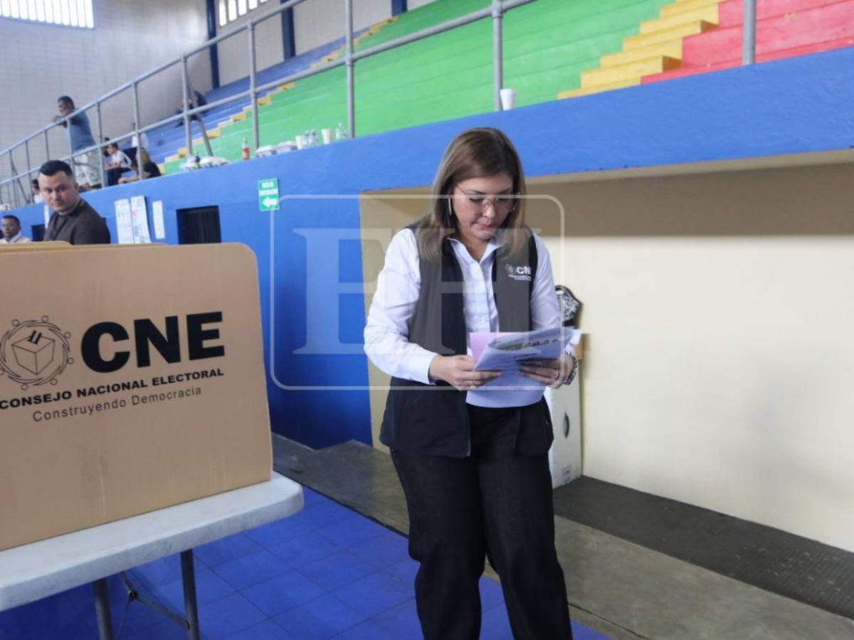 Ana Paola Hall ejerce su voto y llama a una jornada electoral responsable
