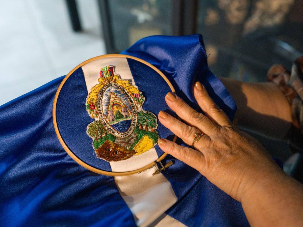 Así luce la nueva banda presidencial, obra de María de los Ángeles Moncada