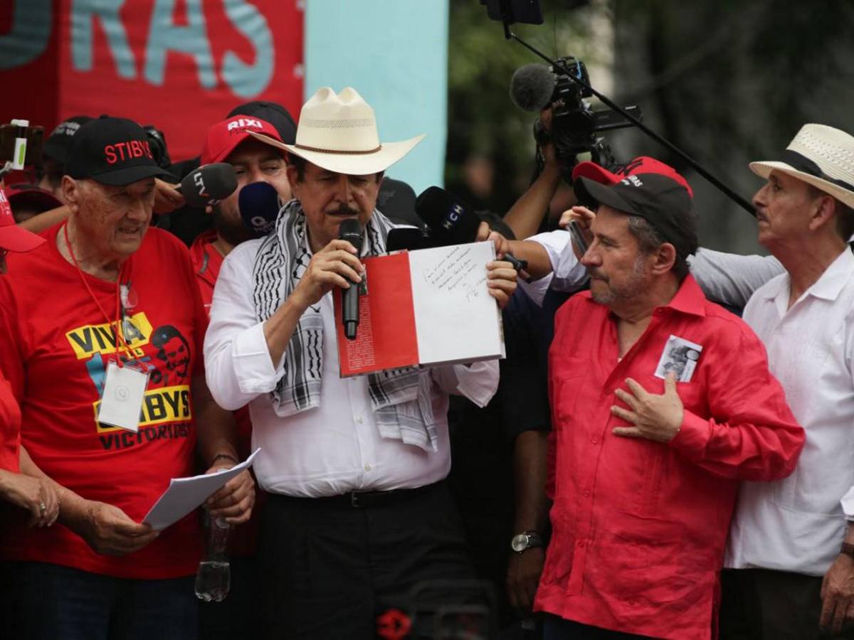 Mel Zelaya pasea su libro El Golpe 28-J durante marcha del Día del Trabajador