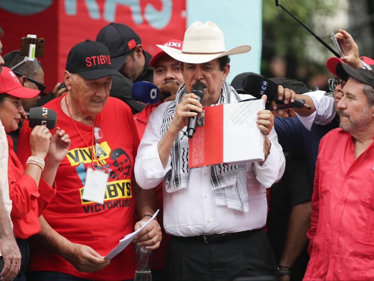 Mel Zelaya pasea su libro El Golpe 28-J durante marcha del Día del Trabajador
