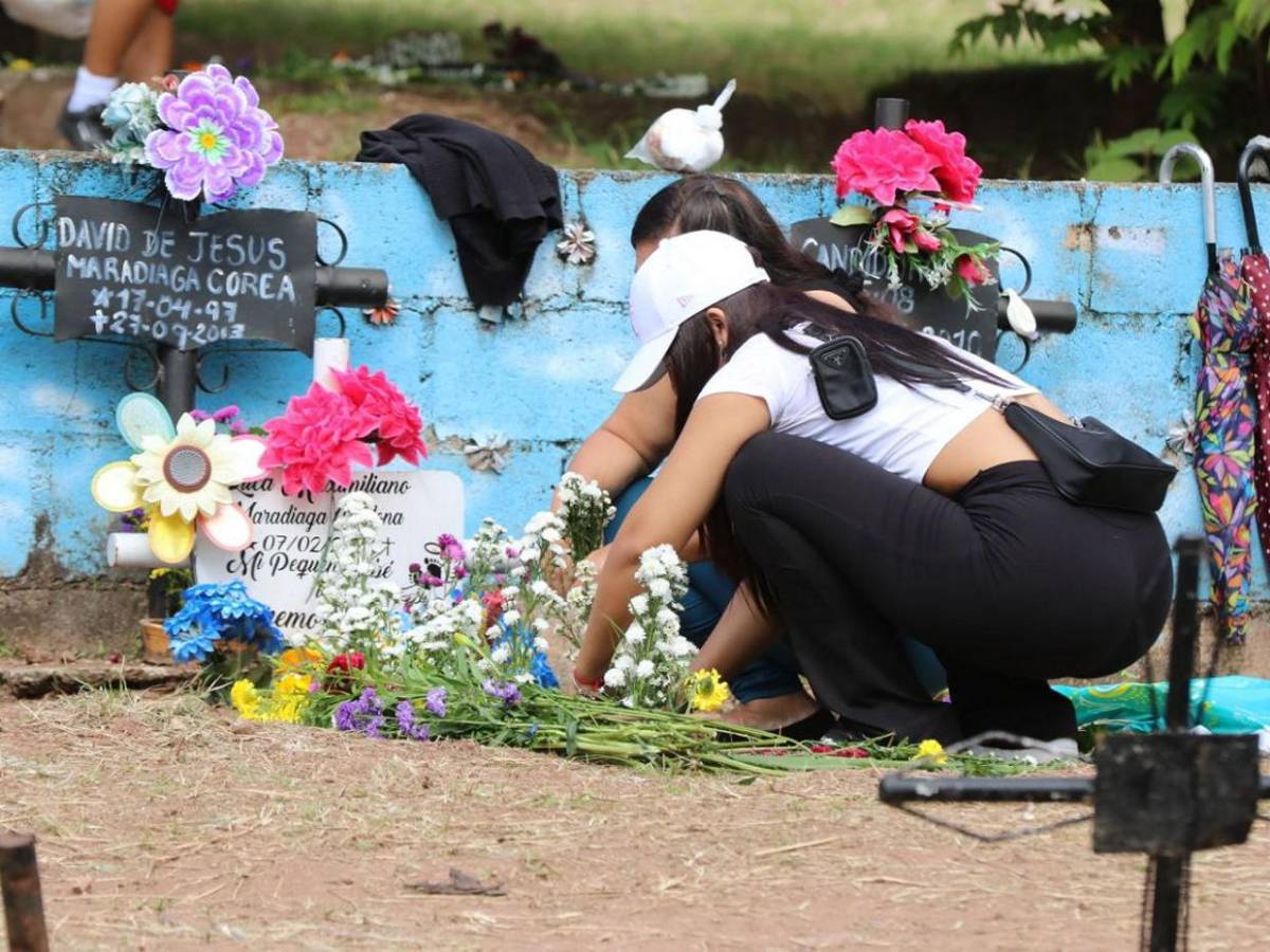 Flores y recuerdos: capitalinos coronan a sus difuntos en el Cementerio General