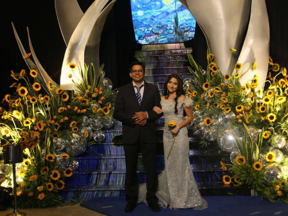 Desfile de los seniors 2025 de la Dowal School junto a sus padres