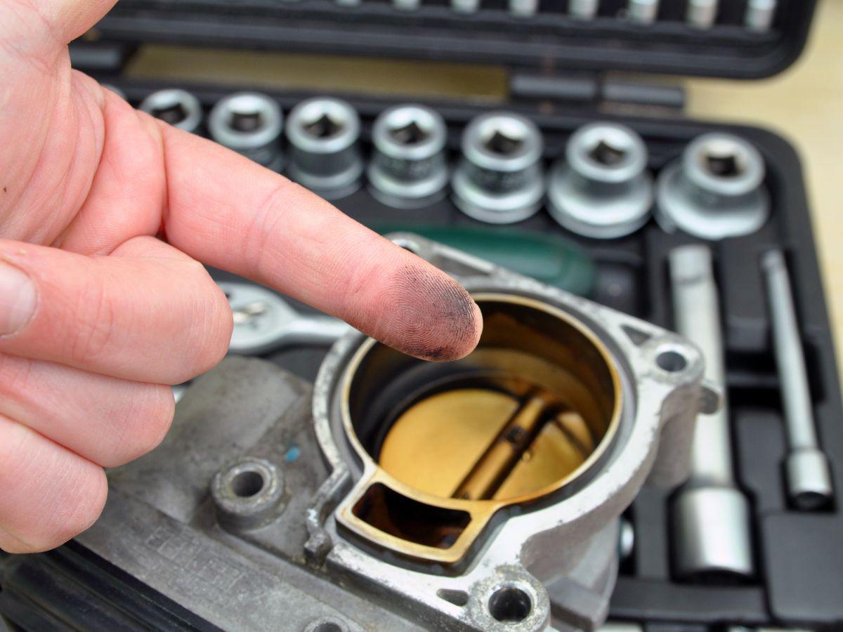 El cuerpo de aceleración del automotor bloquea su normal desarrollo cuando se obstruye por acumulación de hollín. Un chequeo regular resuelve el problema.