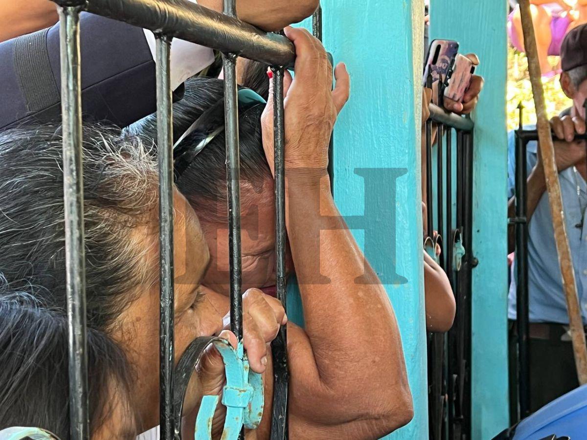 Con el rostro desconsolado: el triste adiós de la madre del policía Kevin Pérez en su entierro