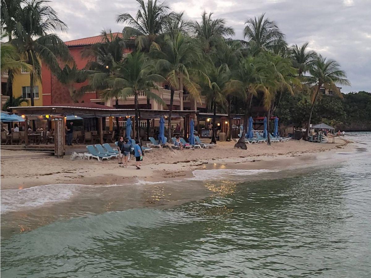 En total limpieza van quedando las playas de West Bay tras invasión de sargazo