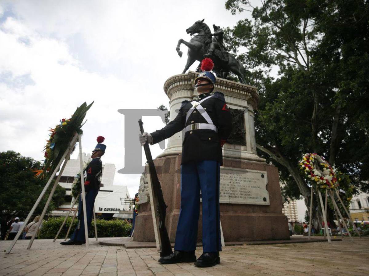 Con guardia de honor y ofrendas florales, conmemoran el Día del Soldado Hondureño