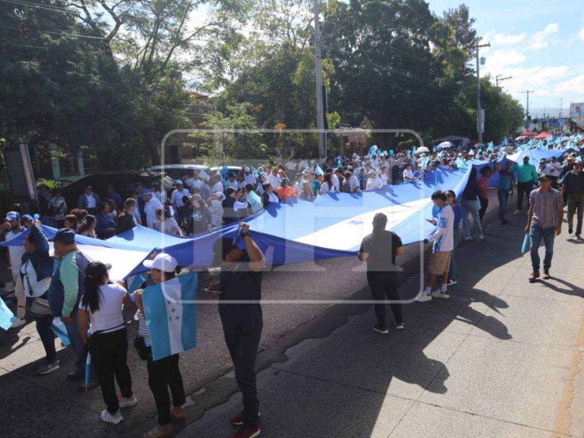 Por la libertad y la democracia, cientos de simpatizantes llegan a la movilización del Partido Nacional