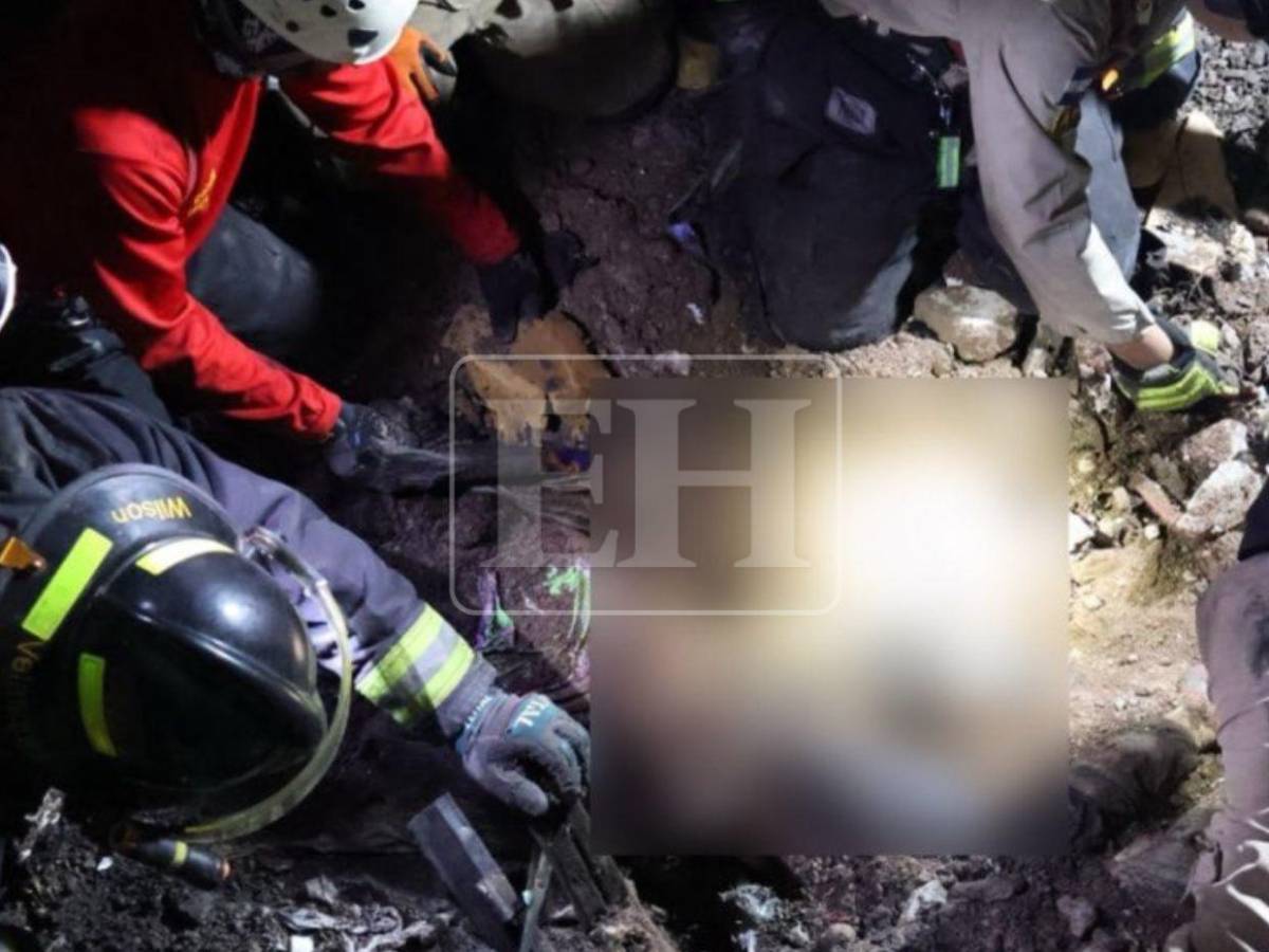 Totalmente carbonizado: Momento en que remueven el cuerpo del conductor de volqueta en Villa Nueva