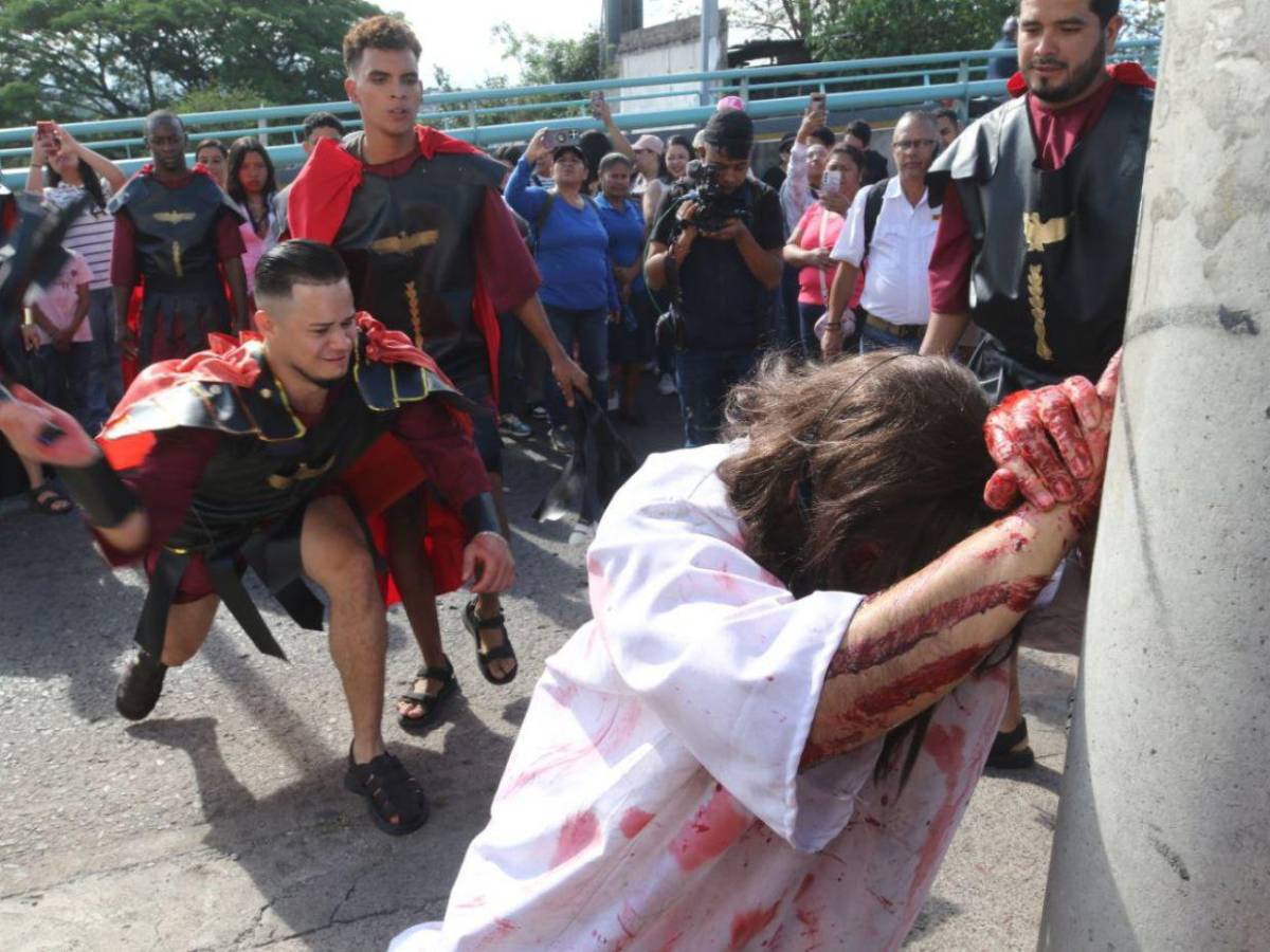 Juventud católica abraza la tradición y mantiene vivo el Vía Crucis