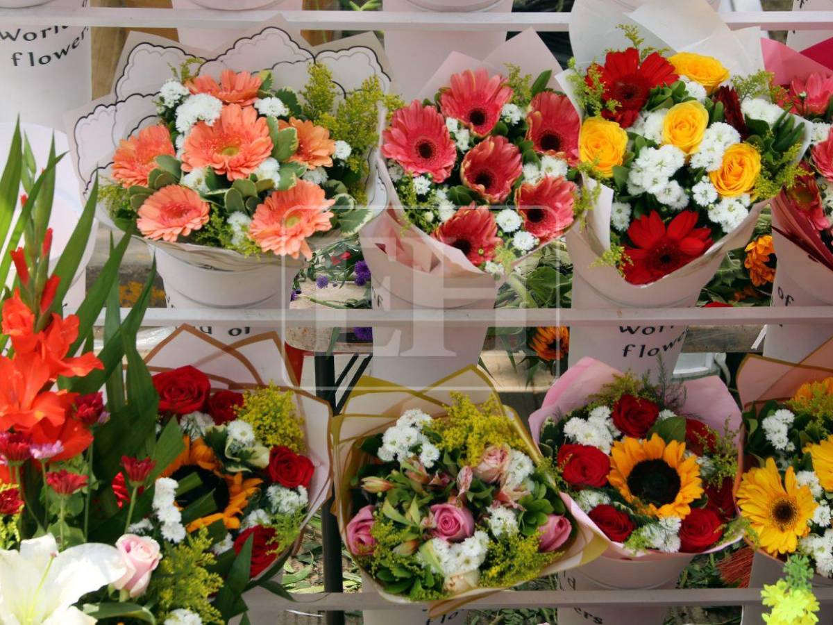Flores y alegría llenan las calles de Tegucigalpa en celebración del Día de la Madre