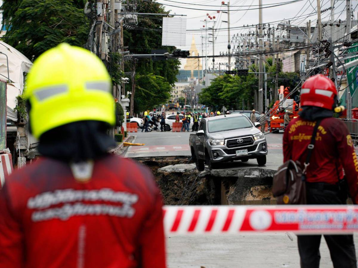Gran socavón en Bangkok obliga a evacuaciones y corta servicios en hospital y zona