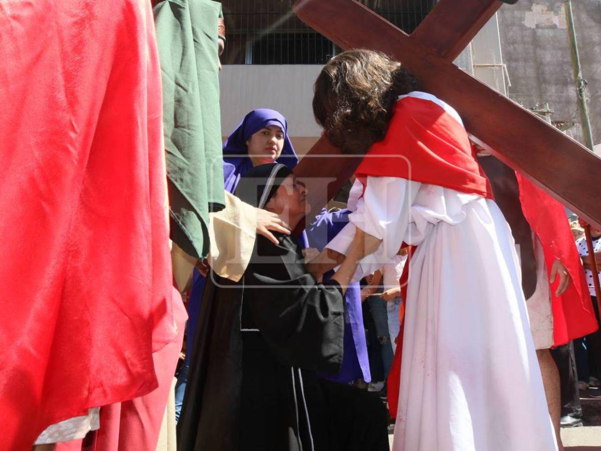 Desde su condena hasta su muerte: así se recorrieron las 14 estaciones del viacrucis