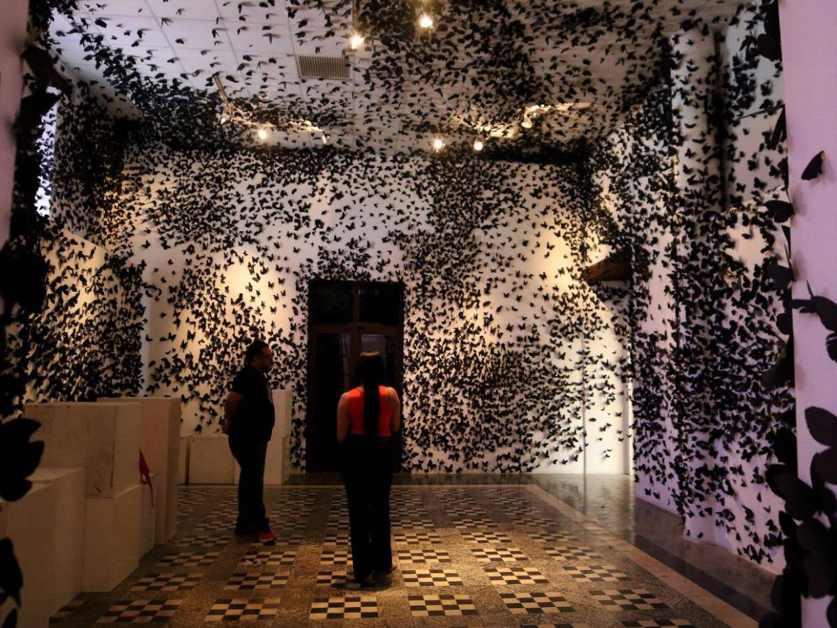 Nube negra: Un bivaque surrealista de 30,000 mariposas de papel invaden el MIN
