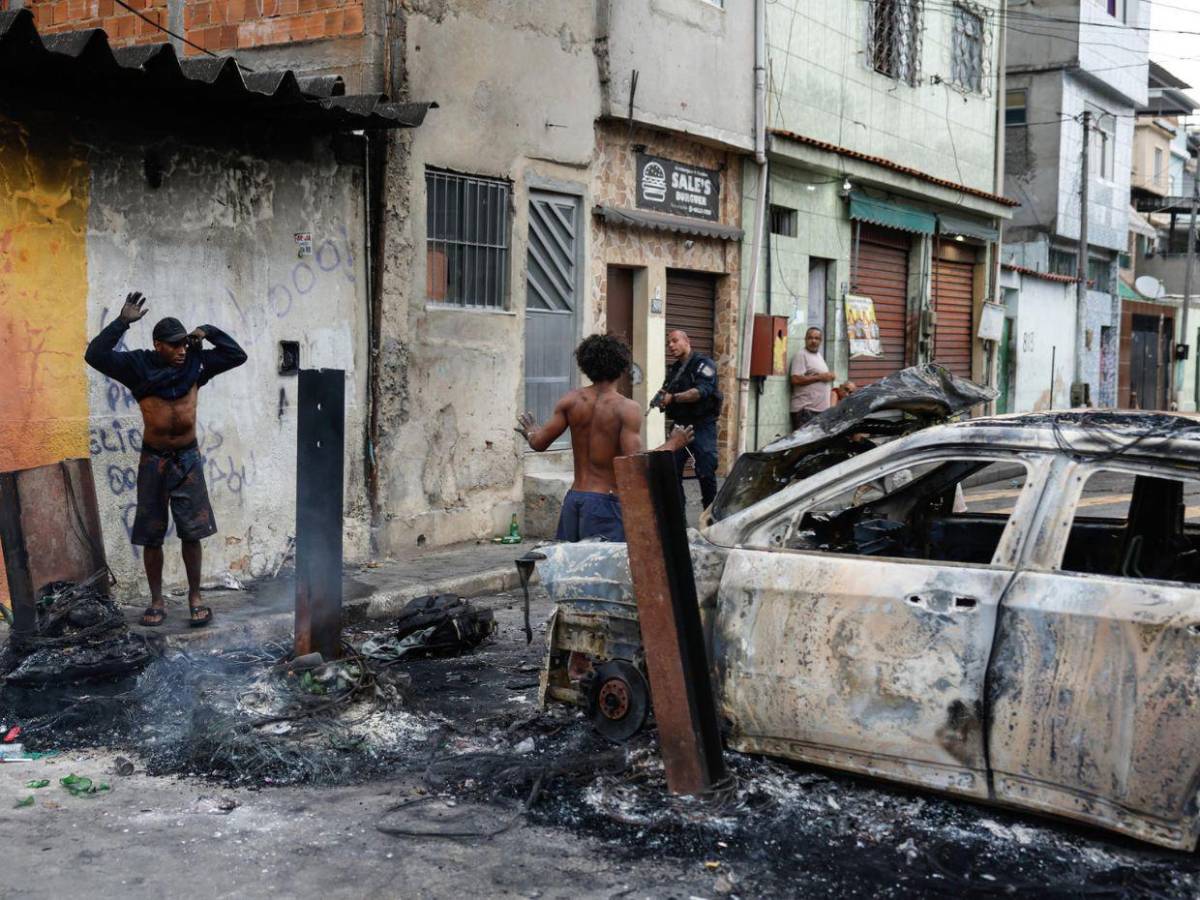 Pasaron la noche rescatando cadáveres en Río de Janeiro: así fue la operación policial más letal de la historia