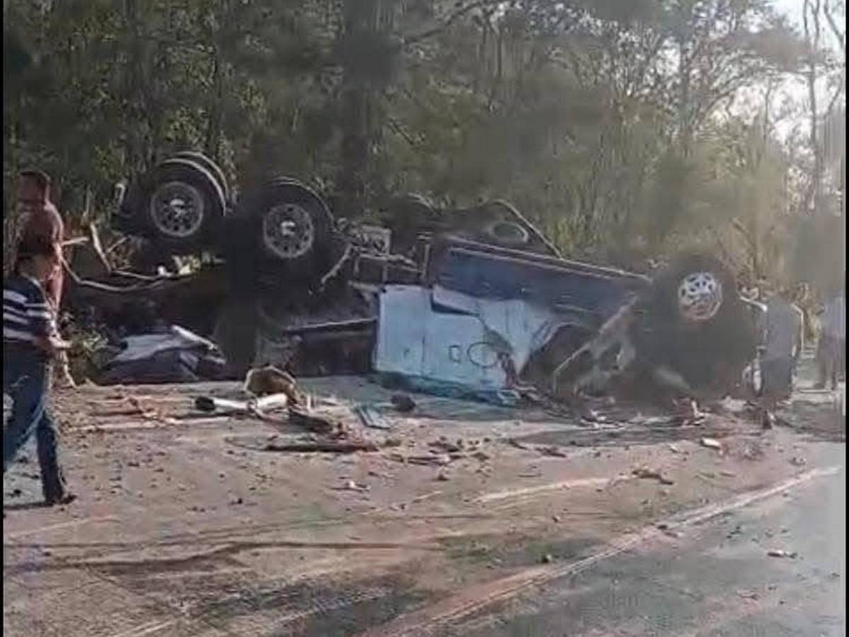 Bus destrozado y heridos tirados en la vía: primeras imágenes del accidente en Ceibita, Quimistán