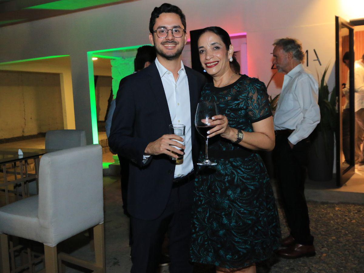 Refinado brindis por el lanzamiento de Zima Uno
